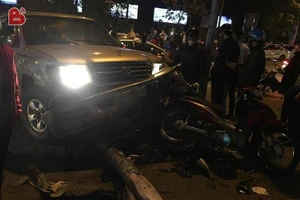 Xe 'điên' kéo lê 2 xe máy dưới gầm, 5 người nhập viện 