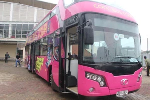 Cận cảnh 2 xe buýt đón U-23 VN từ Trung Quốc về