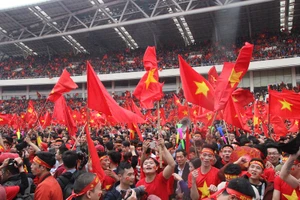 70.000 CĐV hát mừng sinh nhật thủ môn Bùi Tiến Dũng