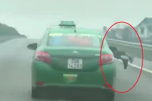 Hất công an lên nắp capô, tài xế taxi phóng bạt mạng