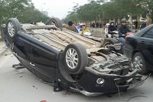 Xế hộp tông cột điện, lật ngửa giữa đường