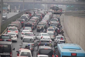 Xe ùn ùn đổ về Hà Nội ngày cận Tết