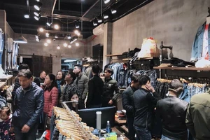 Tắc đường vì đổ xô đi mua quần áo 'Big sale'