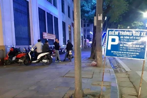 Giữ xe giao thừa: '50.000 đồng, không gửi đi chỗ khác'