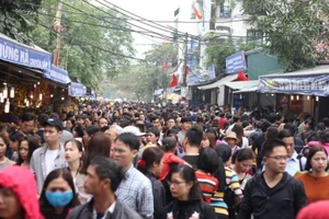 Biển người chen chân đi dâng lễ phủ Tây Hồ đầu năm