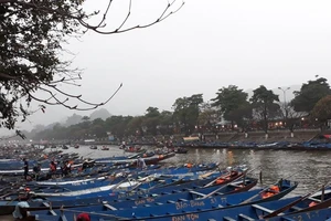 Hàng ngàn người đội mưa trẩy hội chùa Hương