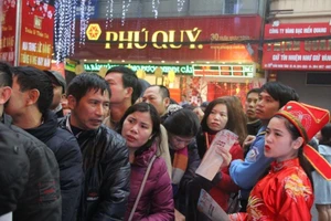 Dân HN đội mưa, xếp hàng tờ mờ sáng mua vàng thần tài