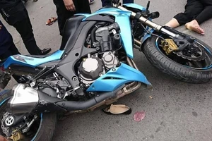 Sang đường, 2 cô gái bị mô tô phân khối lớn tông phải 