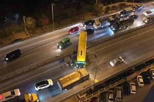 Xe khách mất lái nằm vắt vẻo trên lan can cầu