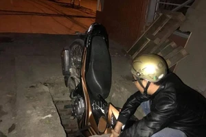 Đầu xe cắm vào 'hố tử thần', nạn nhân may mắn thoát nạn