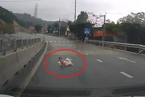 Kinh hãi cháu bé bò qua đường trước đầu ô tô