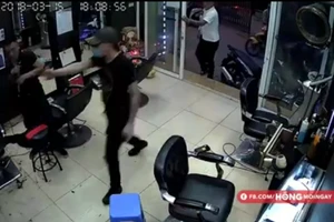 Tạm giữ 2 thanh niên nổ súng trong tiệm cắt tóc 