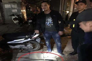 Vác song đao đi chém nhau, bị cảnh sát tóm