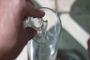 Mẹ kế hạ độc bé 6 tuổi để... giữ chân chồng ở nhà