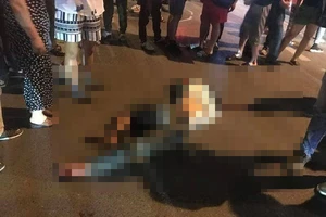 Lý do ô tô bán tải kéo lê tài xế xe máy trên đường