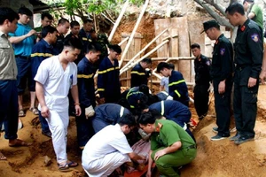 Sạt lở khi đang xây kè chống sạt lở, 3 người tử vong