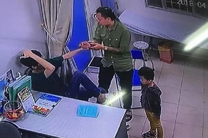 Bác sĩ BV Xanh Pôn bị người nhà bệnh nhi đấm tới tấp