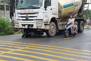 2 người đàn ông đi xe máy tử vong dưới gầm xe bồn