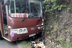 Xe chở khách đi lễ đền Hùng gây tai nạn