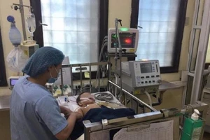 Hy hữu: Bé gái 8 tháng tuổi bị thanh sắt đâm thủng sọ