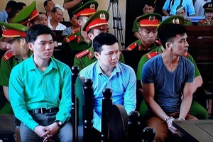 Hoãn xử bác sĩ Hoàng Công Lương chỉ sau ít phút bắt đầu