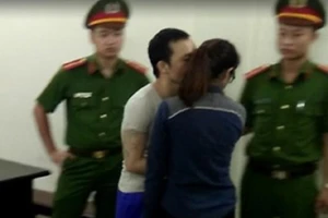 Nhận tổng án tử hình, tử tù lao đến hôn bạn gái lần cuối