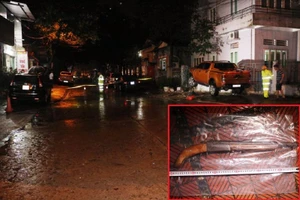 Mang súng đi thanh toán, bị cướp cò trúng người nhóm mình