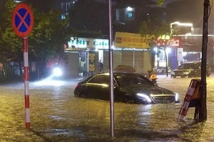 Đón cơn mưa 'khủng', nhiều đường Hà Nội ngập trong nước