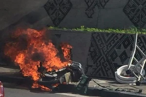 Xe cháy trơ khung giữa đường phố Hà Nội