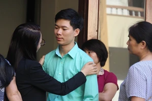 LS dặn dò, chỉnh áo cho BS Lương trước khi vào phòng xử