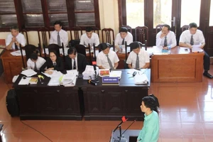 Xét xử BS Lương: Luật sư bị HĐXX mời ra ngoài