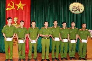 Khám xét nhà nghi phạm ma túy, 8 cảnh sát phơi nhiễm HIV