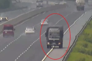 Đùa giỡn 'tử thần', xe tải phi ngược chiều trên cao tốc