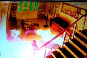 Chấn động trạm trưởng y tế điên cuồng chém người rồi phóng hỏa