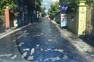 Nắng nóng khủng khiếp, mặt đường chảy nhựa loang lổ 