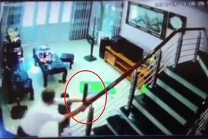 Lạnh người với hình ảnh trạm trưởng y tế điên cuồng chém người