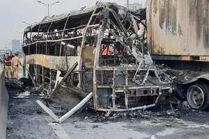 Xe khách tông container rồi cháy dữ dội, 3 người thương vong