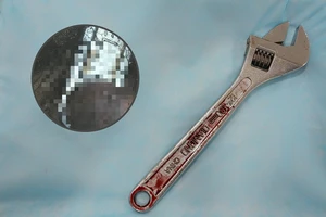 Sốc: Nhập viện cấp cứu vì thủ dâm bằng... mỏ lết