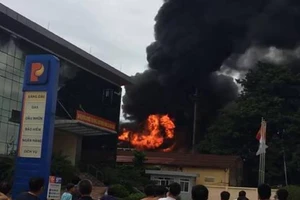 Trạm biến áp kế cây xăng phát nổ, bốc cháy khủng khiếp