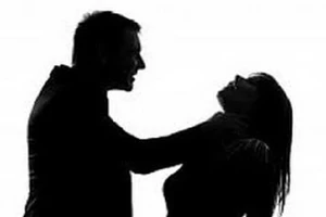 Bắt giữ kẻ đánh vợ hờ đang mang thai đến tử vong