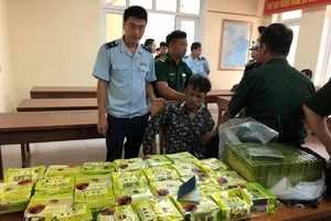 Máy quét phát hiện 25 kg ma túy đá và 52 bánh heroin