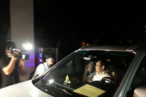 Phóng viên dầm mưa chờ thông tin, cục trưởng xua tay từ chối