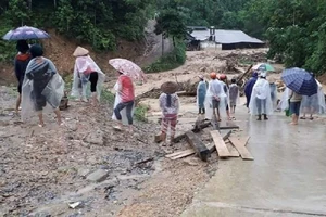 Lao ra dòng lũ cứu người, phó bí thư xã bị nước cuốn 