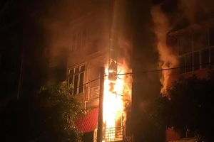 Cháy quán karaoke, nhiều người chạy tán loạn