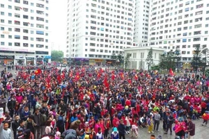 Dân chung cư thuê màn hình 'khủng' xem trận Việt-Hàn