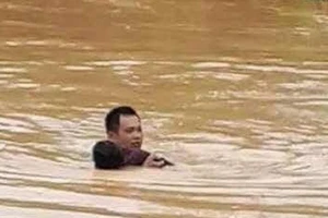 Học sinh tiểu học bị lũ cuốn tử vong khi đang đi chơi