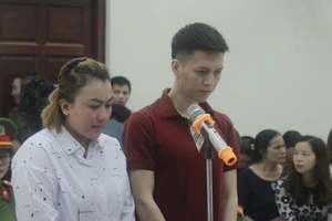 Xét xử 2 vợ chồng hành hạ con trai 9 tuổi như thời trung cổ