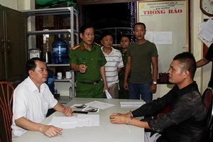 3 thanh niên mang súng và mặt nạ da đi cướp tiệm vàng