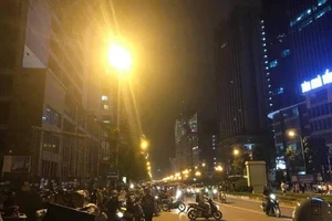 Đang đi đường, cô gái bị sắt công trường đè tử vong