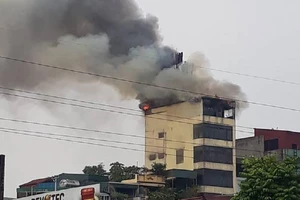 Khói lửa ngùn ngụt tại tòa nhà 9 tầng ở Hà Nội